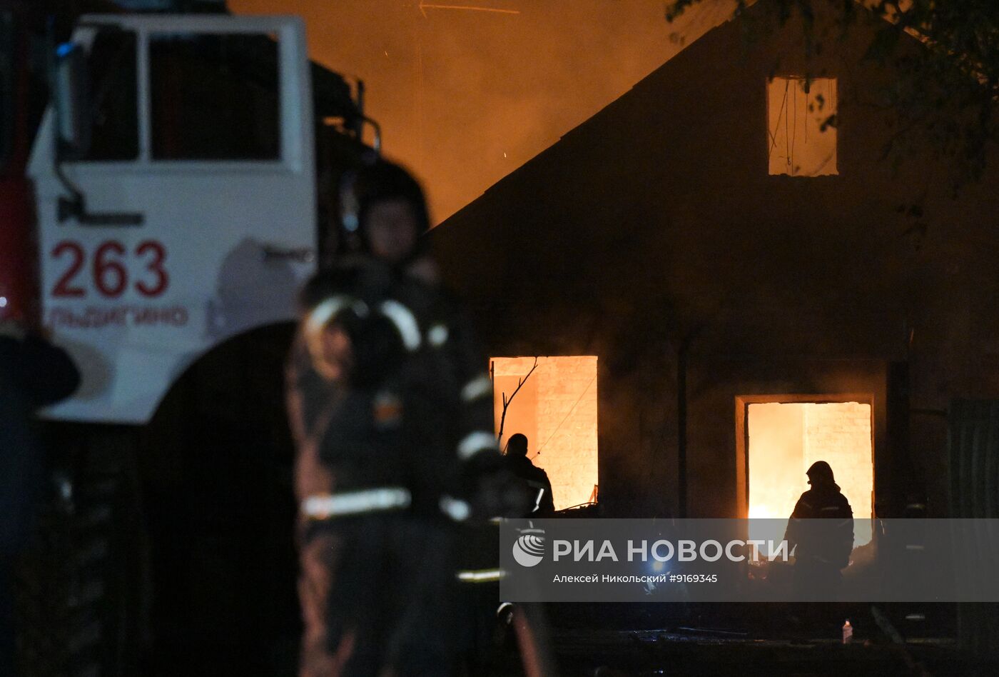 Пожар на складе в селе Белый Раст в Подмосковье