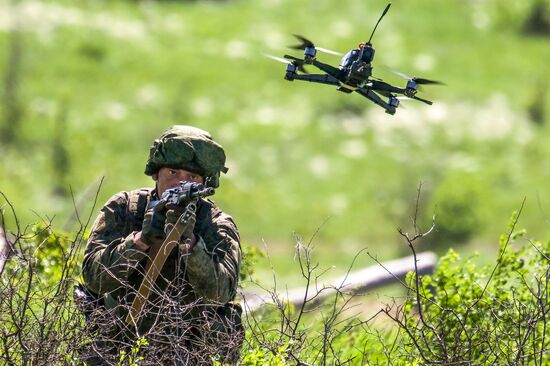 Отработка военнослужащими группировки "Запад" противодействия fpv-дронам