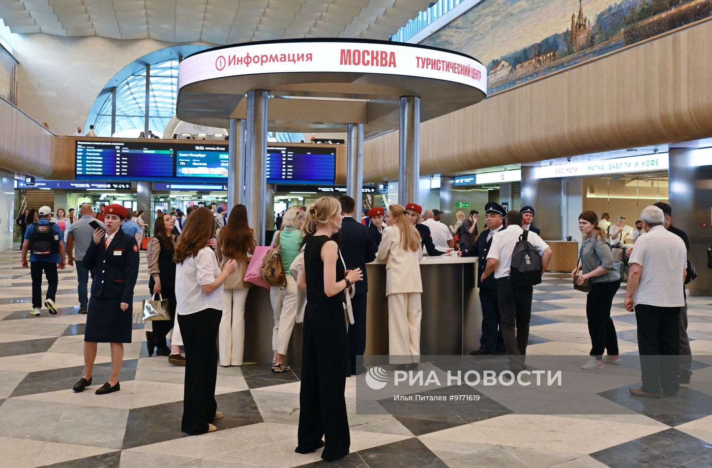 Открытие после реконструкции Ленинградского вокзала в Москве