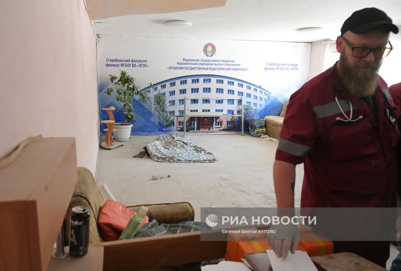 Обстановка на месте обрушения при ударе ВСУ общежития Старобельского колледжа
