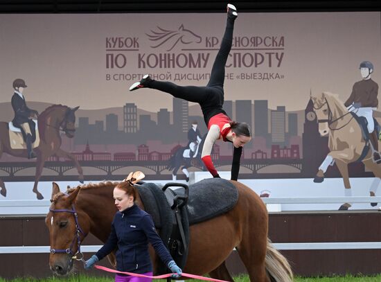 Показательные выступления спортсменов-конников в Красноярске