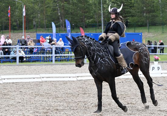 Показательные выступления спортсменов-конников в Красноярске