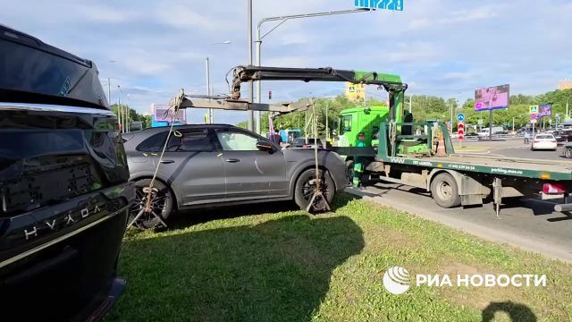 Автомобиль Прудникова и порш эвакуируют с места ДТП