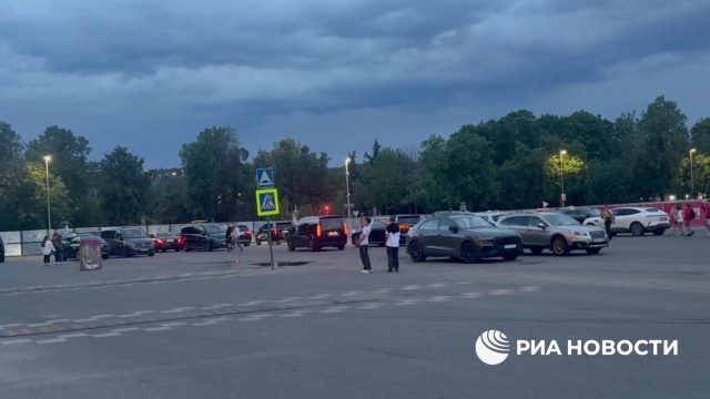 Болельщики покидают стадион "Лужники" в Москве после суперфинала кубка России в воскресенье, передает корреспондент РИА Новости