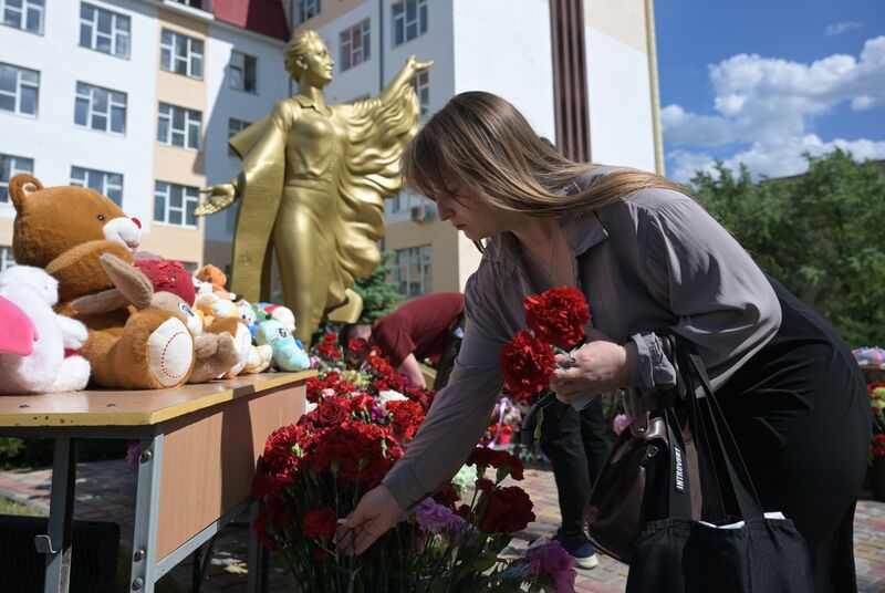 Стихийный мемориал в память о жертвах атаки ВСУ по Старобельскому колледжу