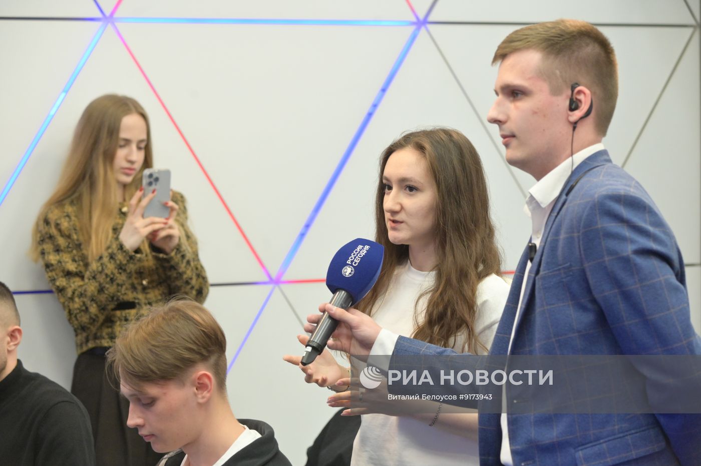 Кому люди верят больше: журналистам или блогерам?