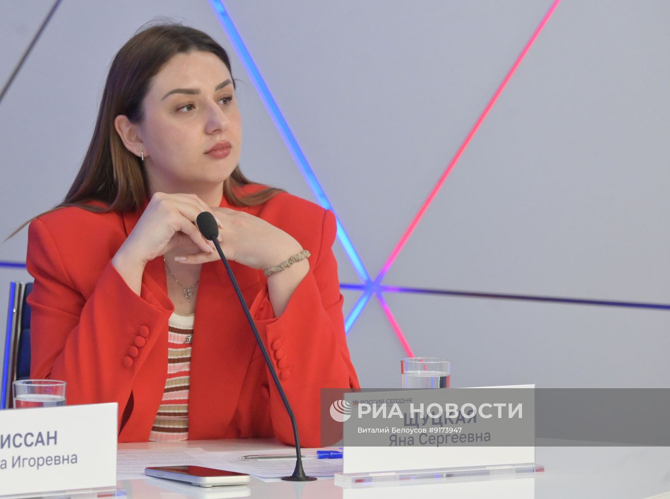 Кому люди верят больше: журналистам или блогерам?
