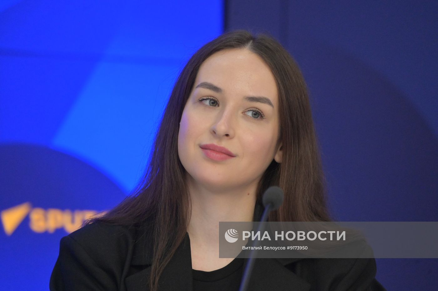 Кому люди верят больше: журналистам или блогерам?