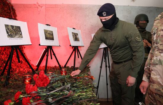 Возложение цветов в память о погибших в боях за Донецкий аэропорт
