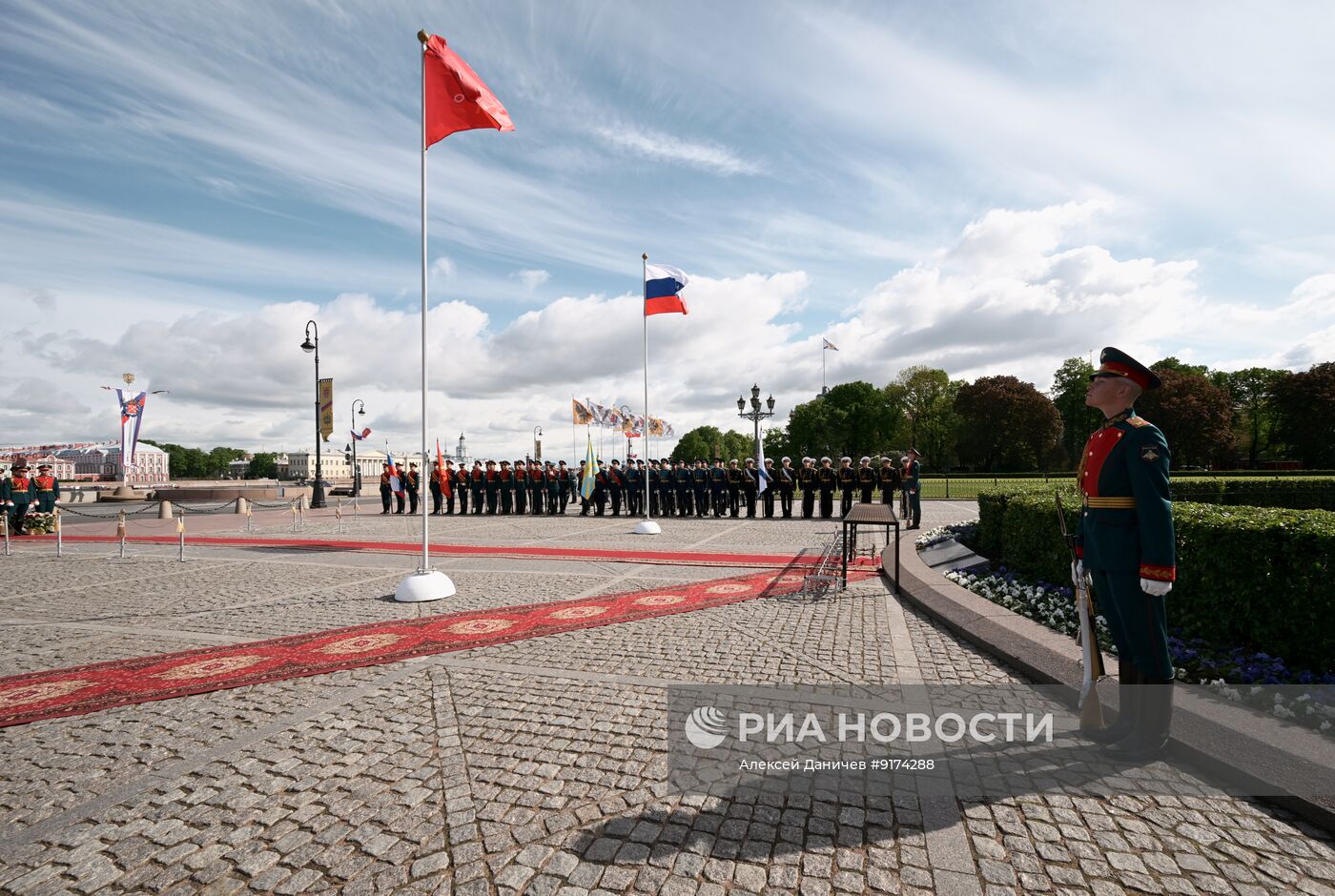 Церемония возложения цветов к памятнику Петру I в Санкт-Петербурге