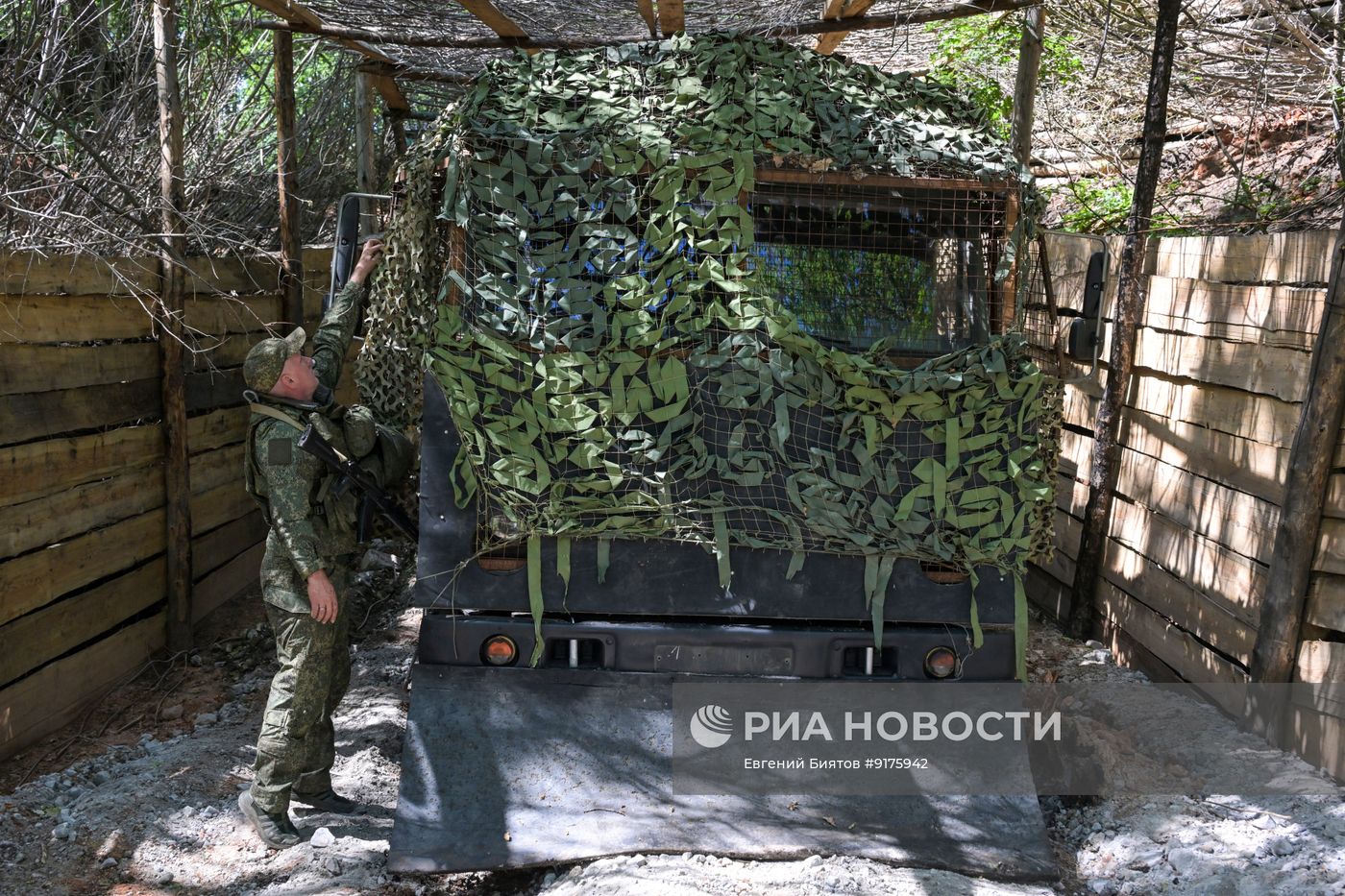 Военные автомобилисты группировки войск "Запад" в ЛНР