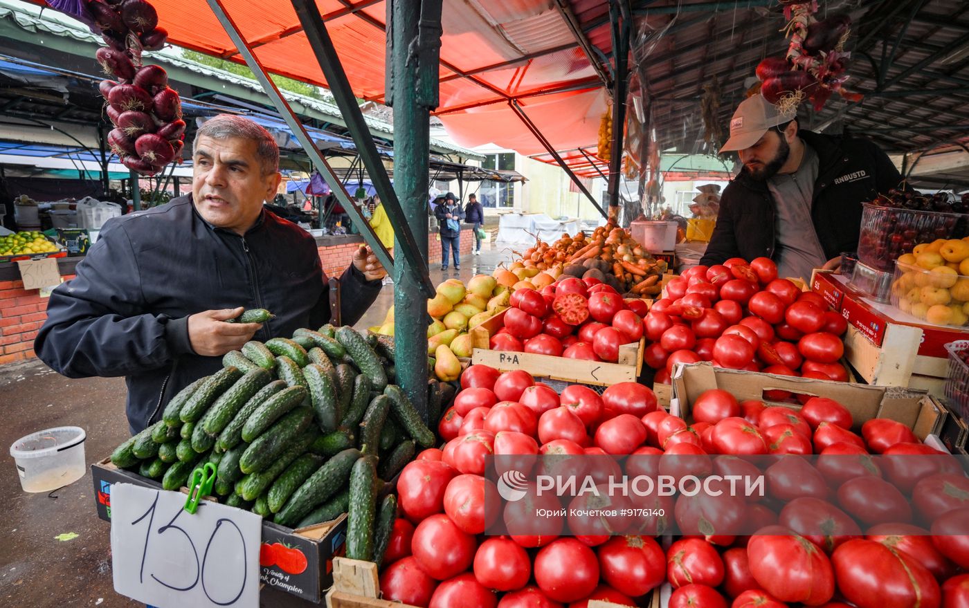 Продажа овощей и фруктов на российских рынках