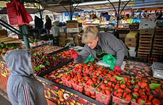 Продажа овощей и фруктов на российских рынках