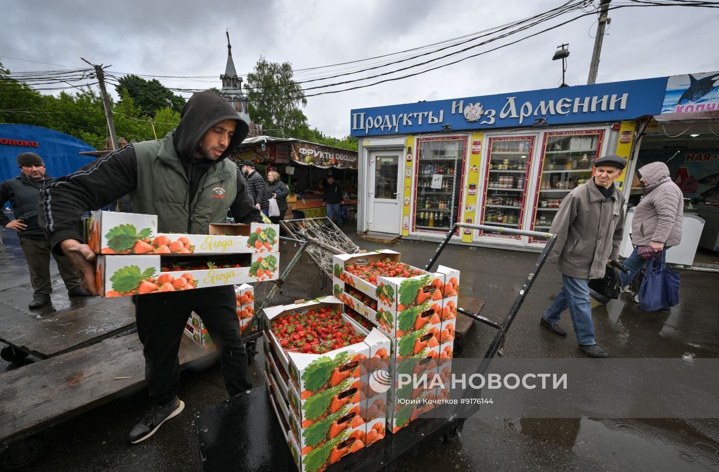 Продажа овощей и фруктов на российских рынках