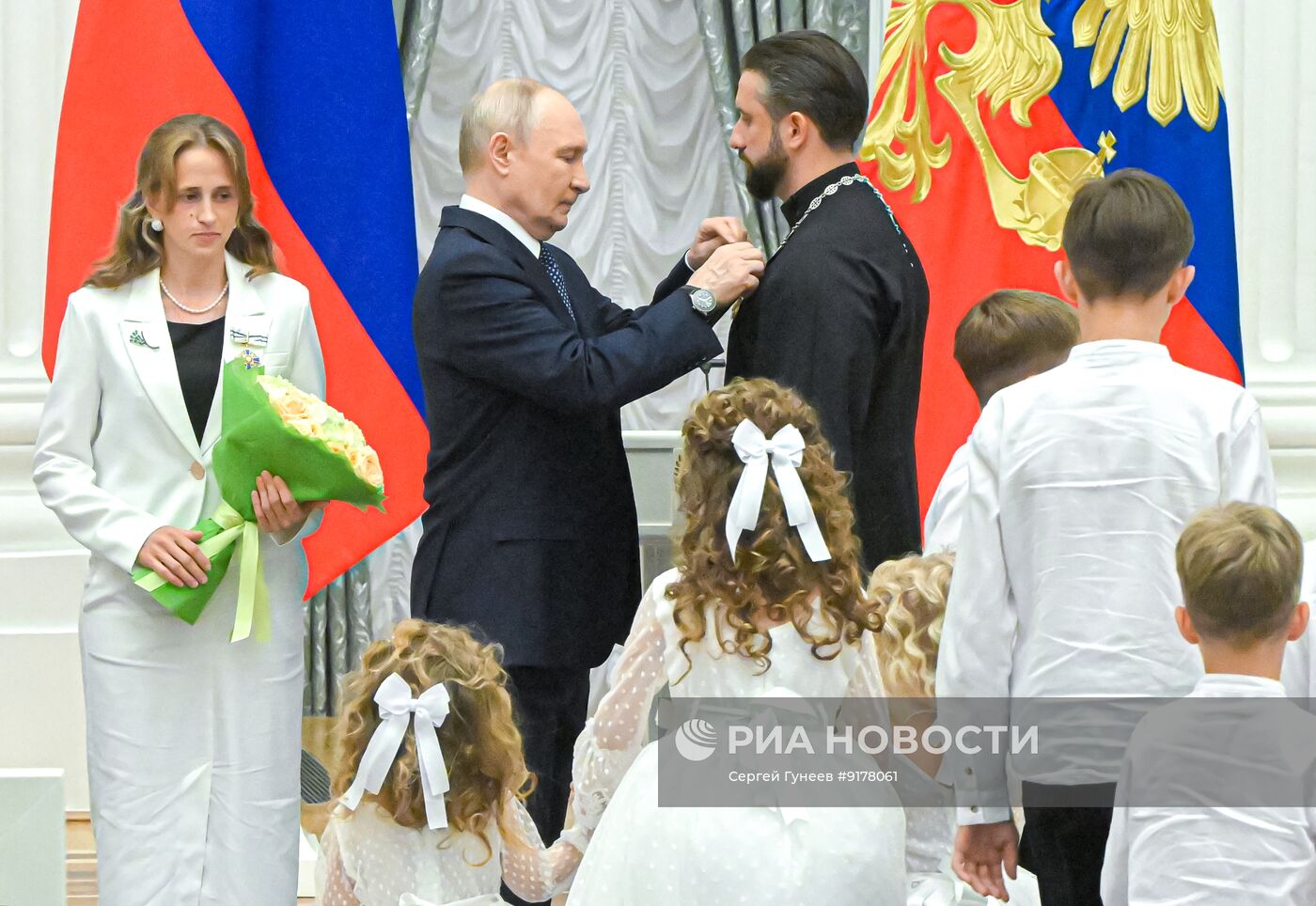 Президент Владимир Путин в Кремле вручил госнаграды родителям многодетных семей