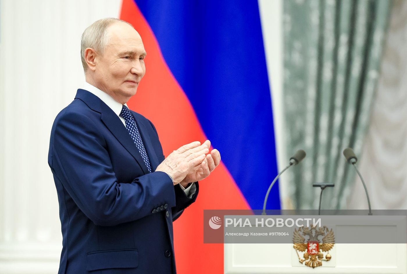 Президент Владимир Путин в Кремле вручил госнаграды родителям многодетных семей