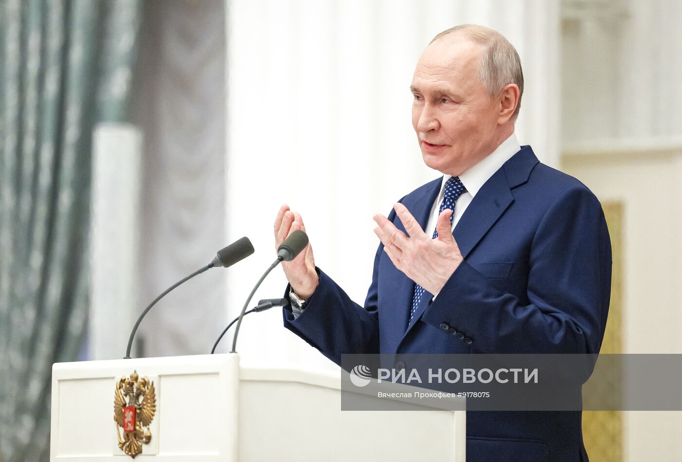Президент Владимир Путин в Кремле вручил госнаграды родителям многодетных семей