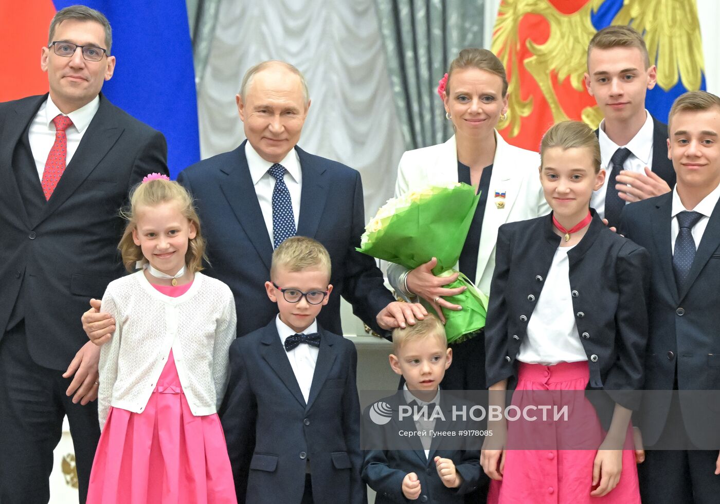 Президент Владимир Путин в Кремле вручил госнаграды родителям многодетных семей
