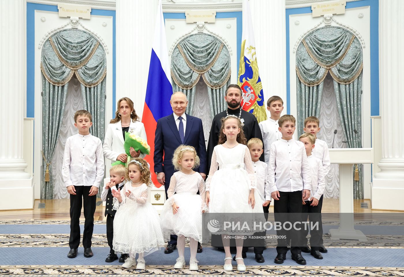 Президент Владимир Путин в Кремле вручил госнаграды родителям многодетных семей