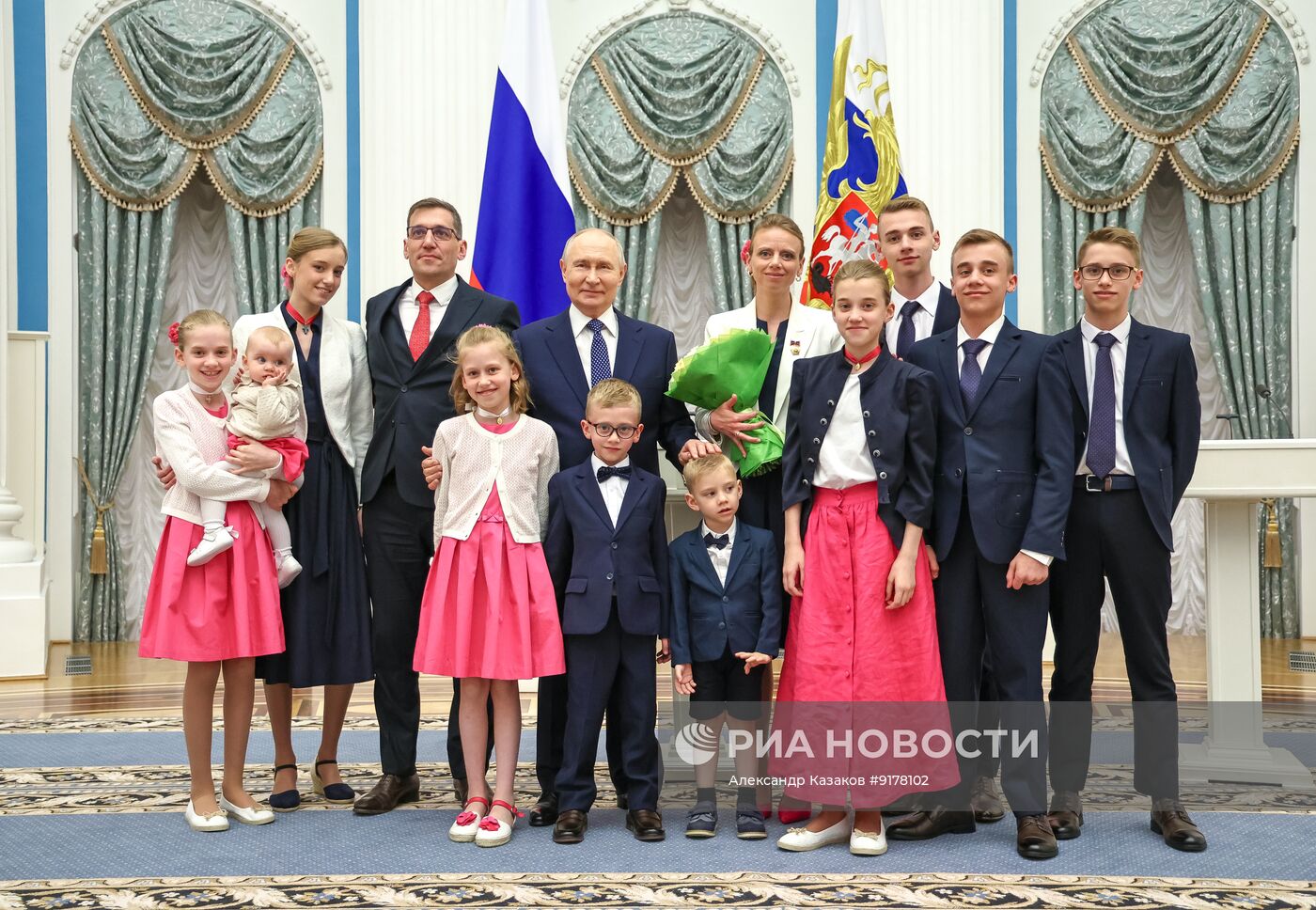 Президент Владимир Путин в Кремле вручил госнаграды родителям многодетных семей