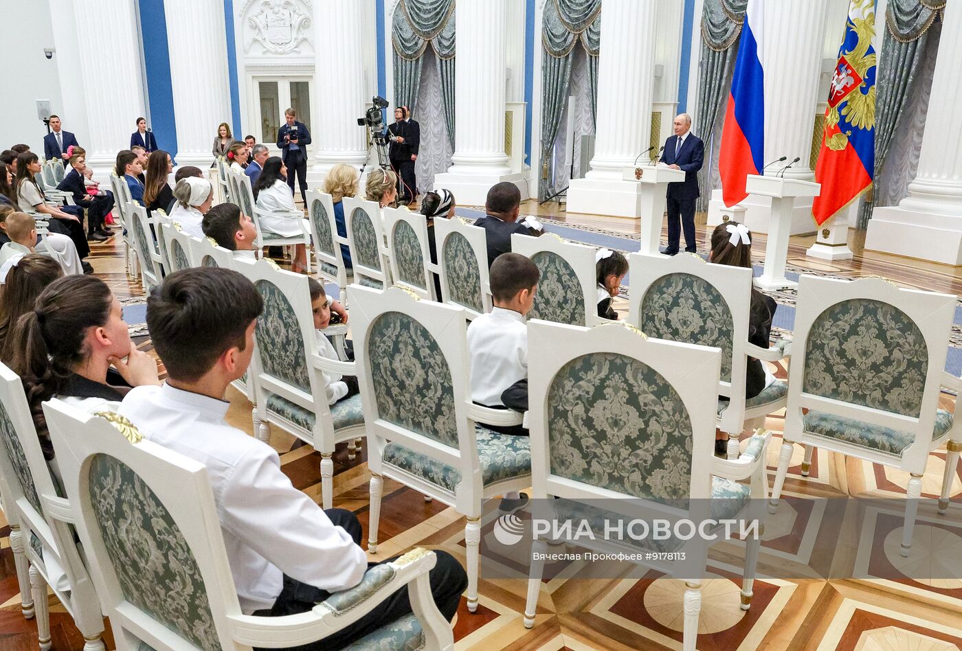 Президент Владимир Путин в Кремле вручил госнаграды родителям многодетных семей