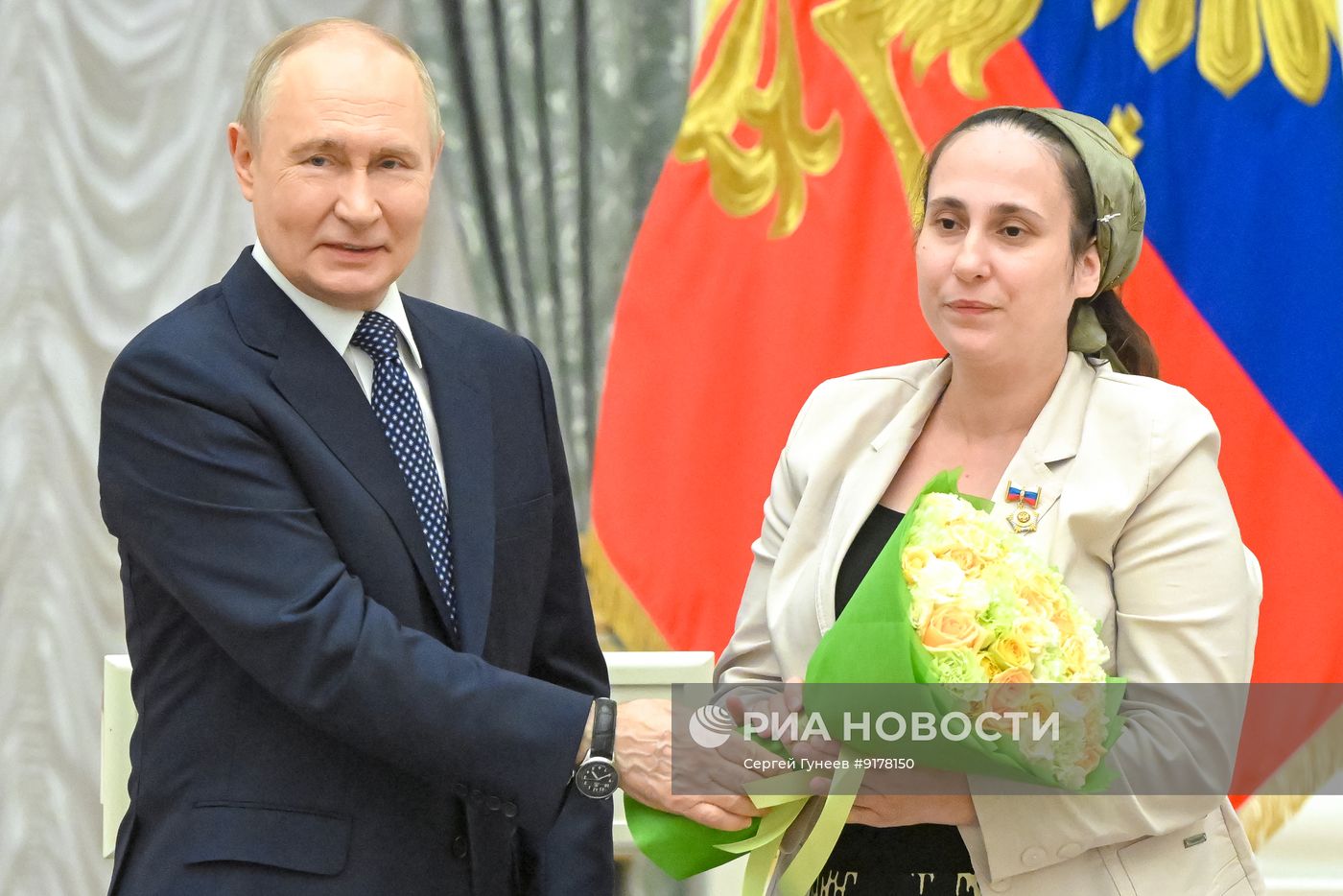 Президент Владимир Путин в Кремле вручил госнаграды родителям многодетных семей