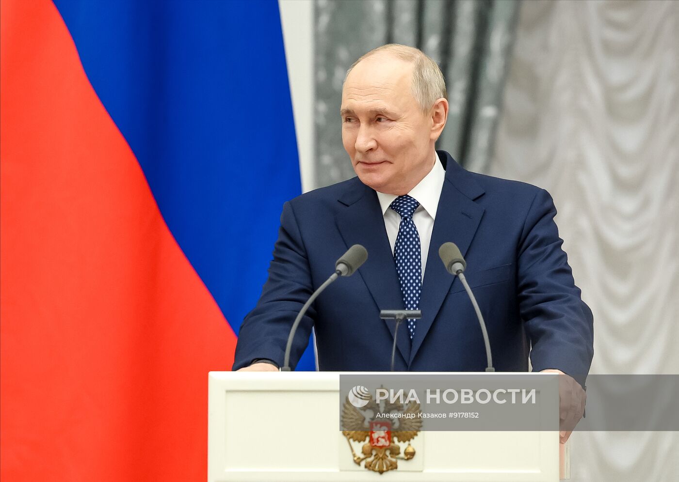 Президент Владимир Путин в Кремле вручил госнаграды родителям многодетных семей