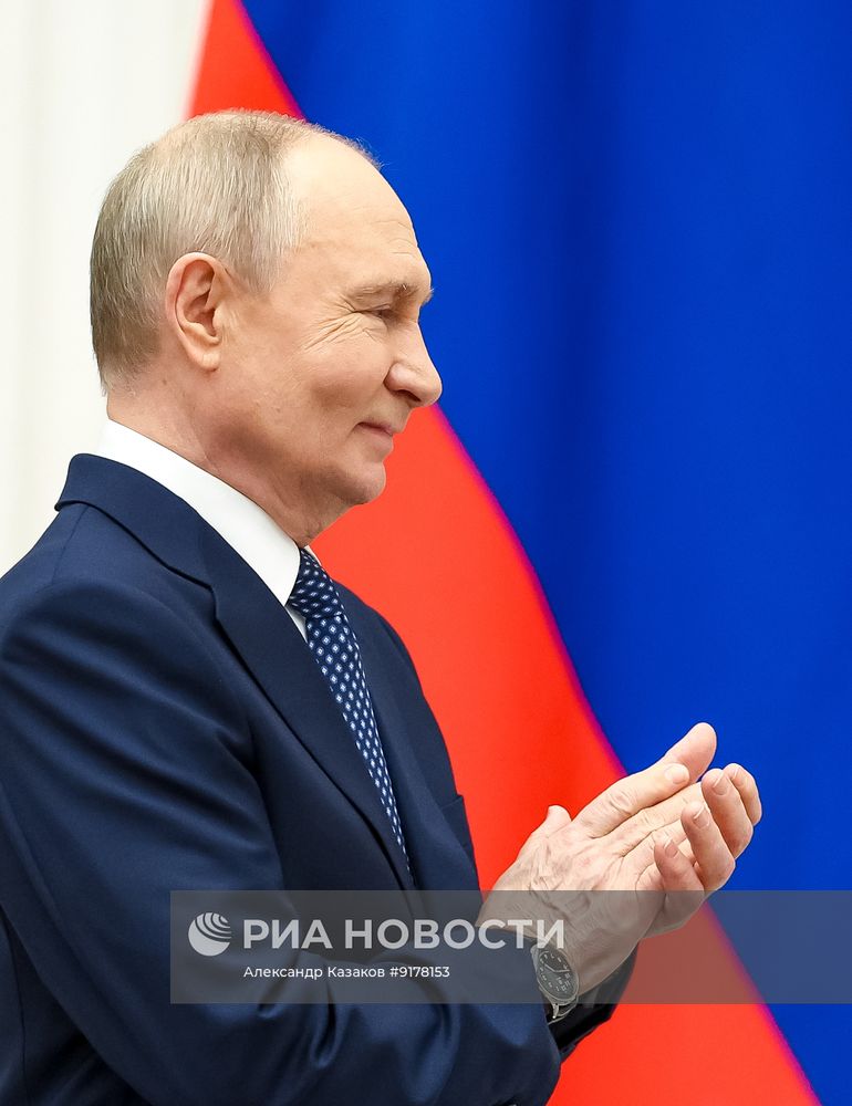 Президент Владимир Путин в Кремле вручил госнаграды родителям многодетных семей