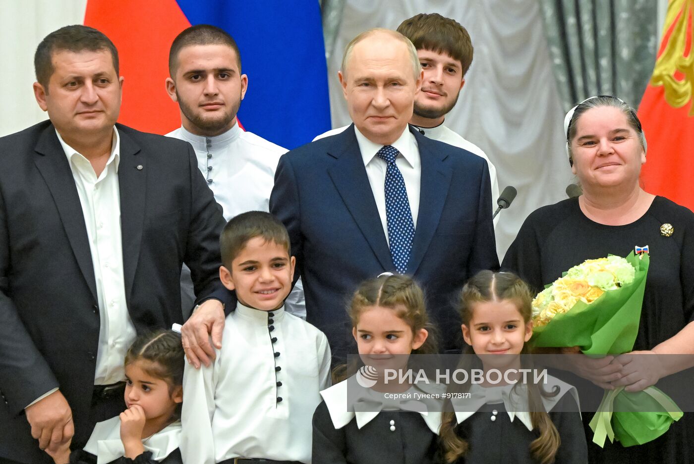 Президент Владимир Путин в Кремле вручил госнаграды родителям многодетных семей