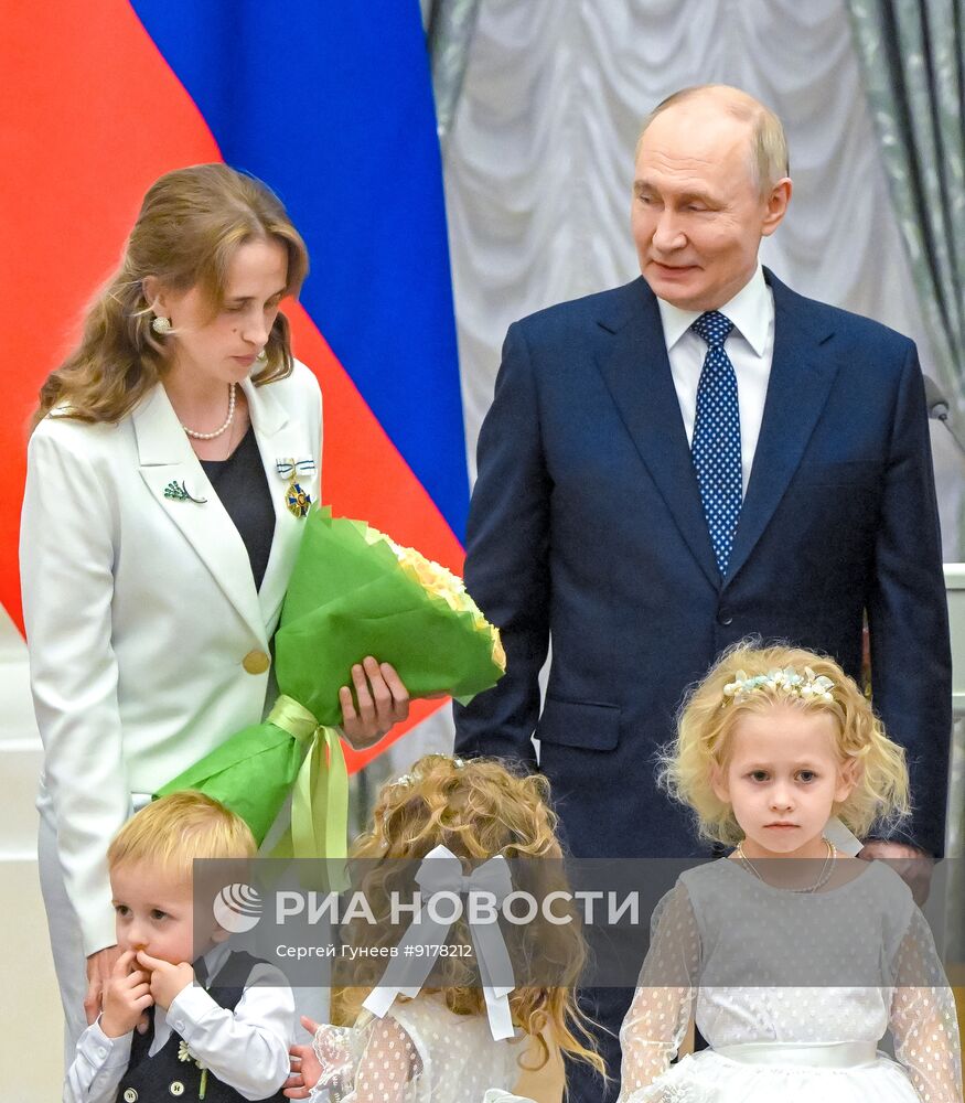 Президент Владимир Путин в Кремле вручил госнаграды родителям многодетных семей