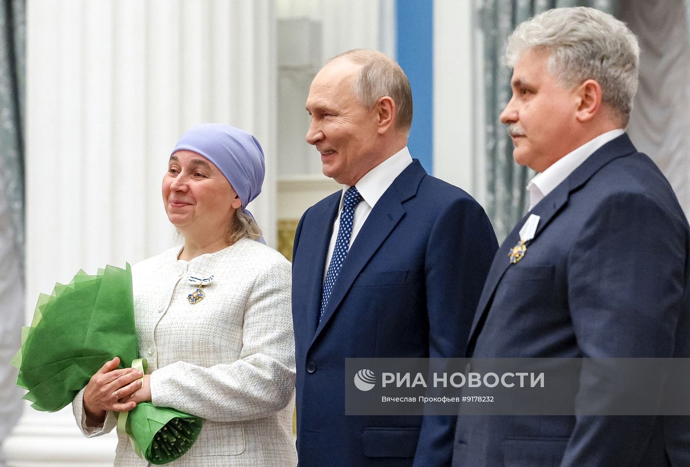 Президент Владимир Путин в Кремле вручил госнаграды родителям многодетных семей