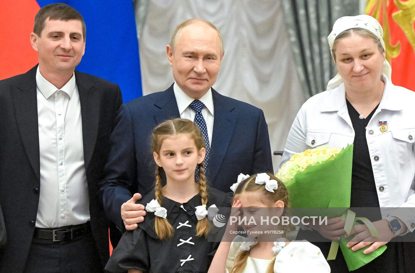 Президент Владимир Путин в Кремле вручил госнаграды родителям многодетных семей