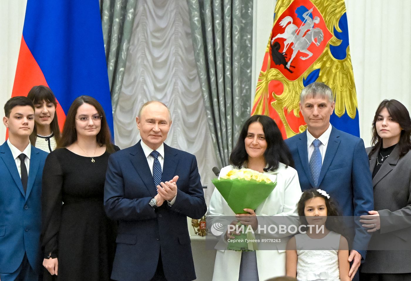 Президент Владимир Путин в Кремле вручил госнаграды родителям многодетных семей