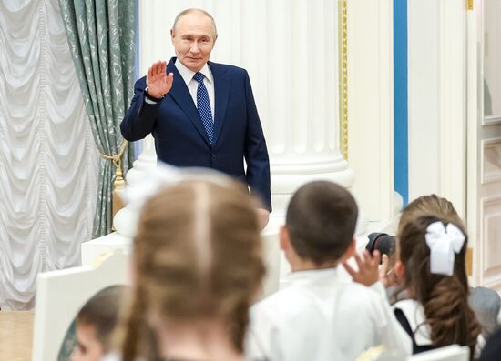 Президент Владимир Путин в Кремле вручил госнаграды родителям многодетных семей