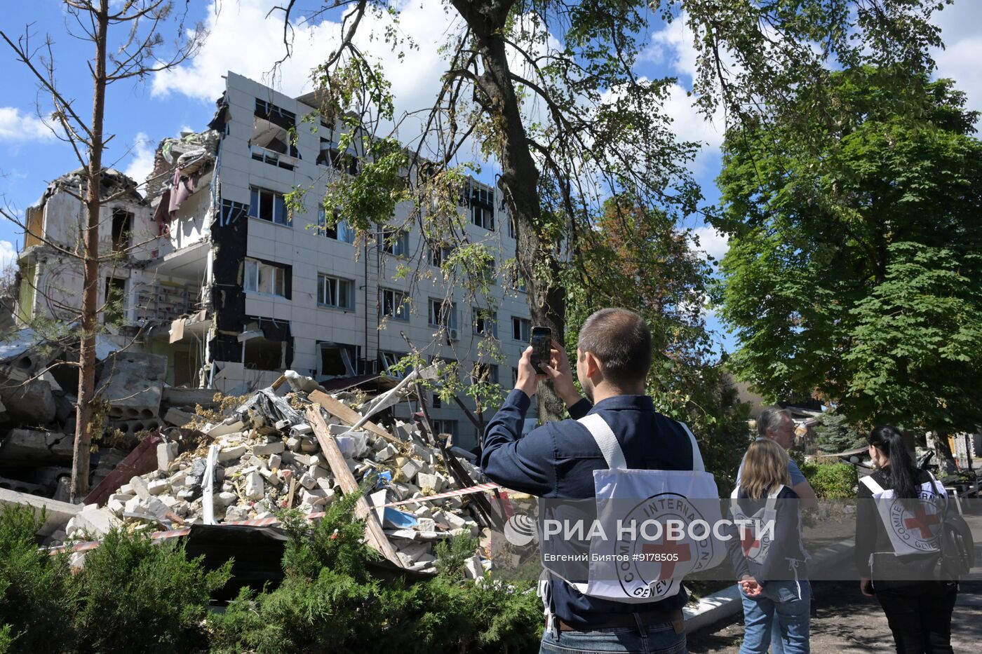 Представители Красного Креста посетили место удара ВСУ по колледжу в Старобельске
