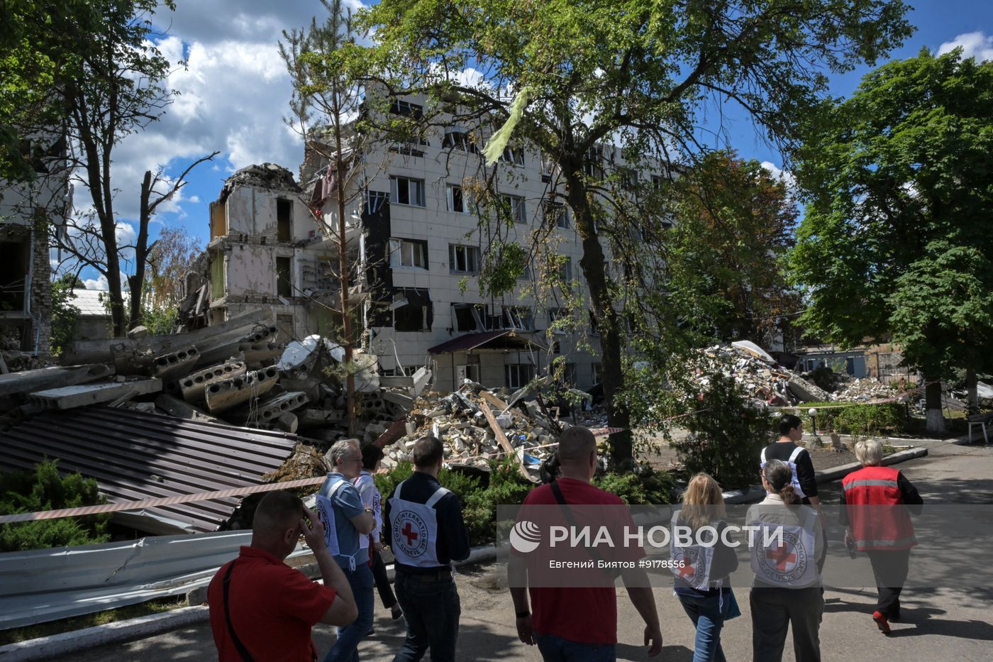 Представители Красного Креста посетили место удара ВСУ по колледжу в Старобельске
