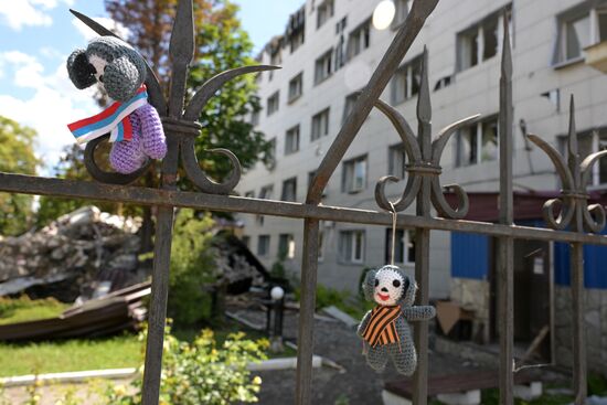 Представители Красного Креста посетили место удара ВСУ по колледжу в Старобельске