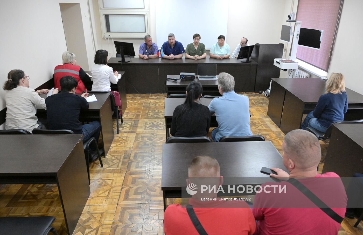 Представители Красного Креста посетили место удара ВСУ по колледжу в Старобельске