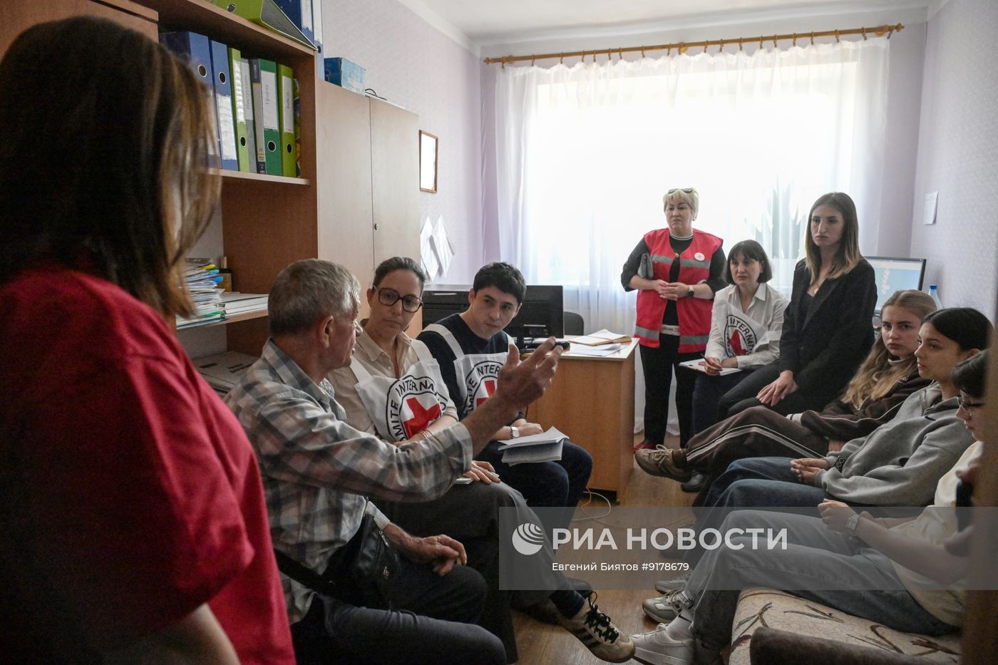 Представители Красного Креста посетили место удара ВСУ по колледжу в Старобельске