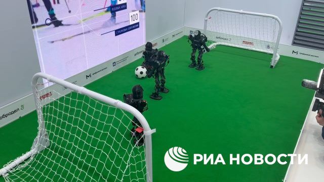 Роботы сыграли в футбол на ПМЭФ