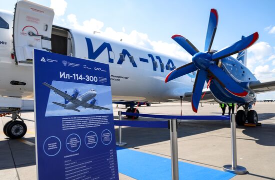 Новый российский самолет Ил-114-300 в Санкт-Петербурге