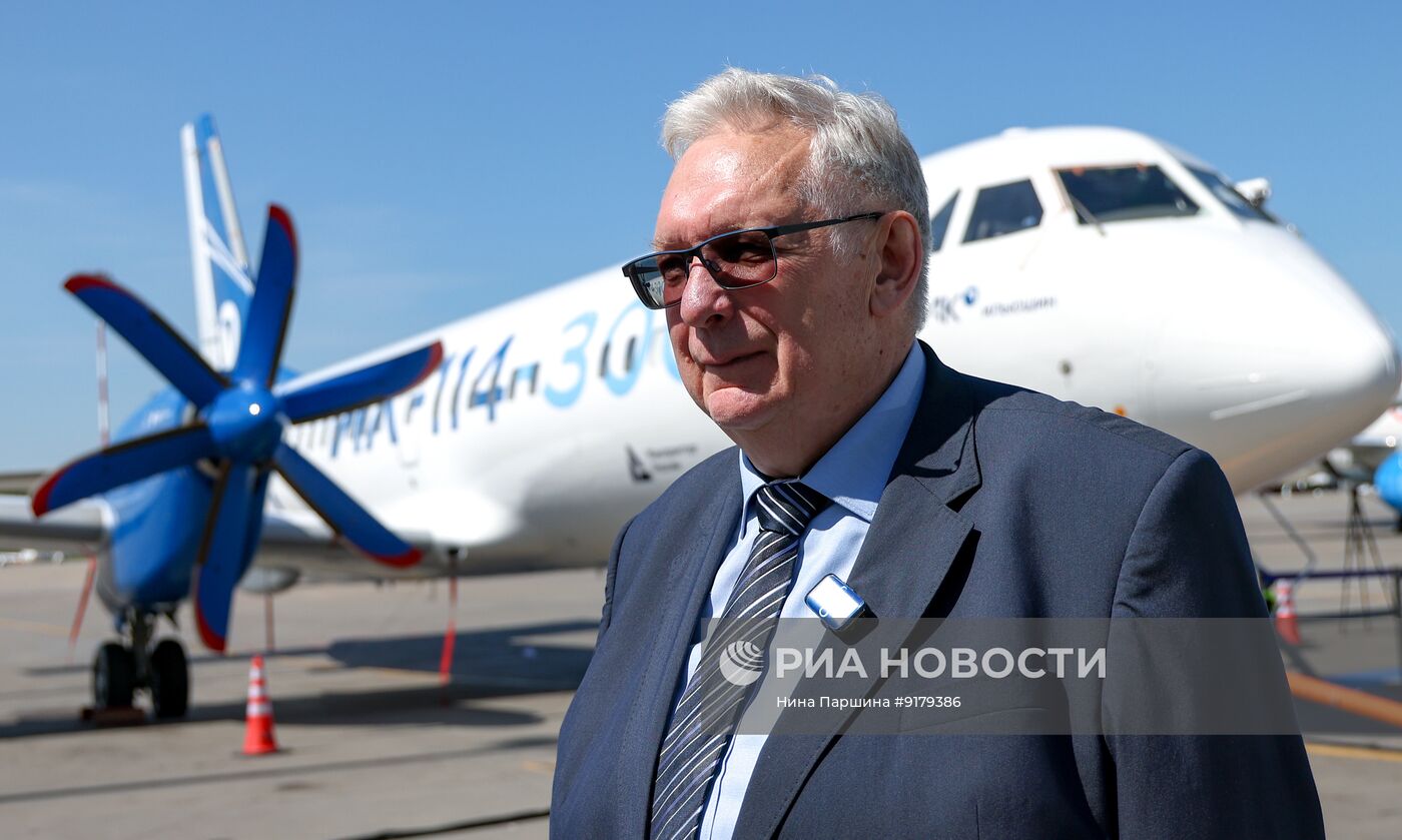 Новый российский самолет Ил-114-300 в Санкт-Петербурге
