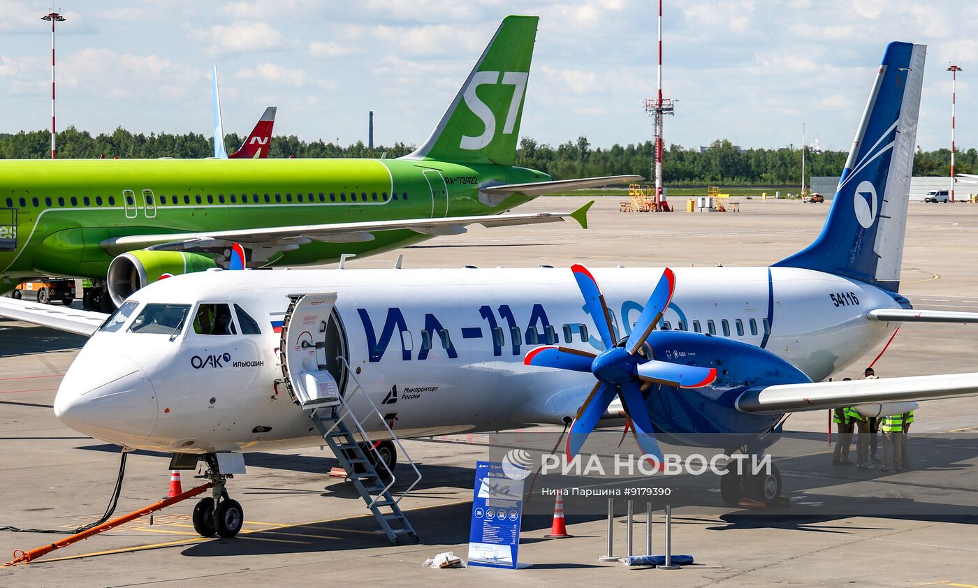 Новый российский самолет Ил-114-300 в Санкт-Петербурге