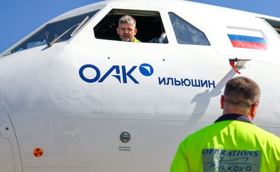 Новый российский самолет Ил-114-300 в Санкт-Петербурге