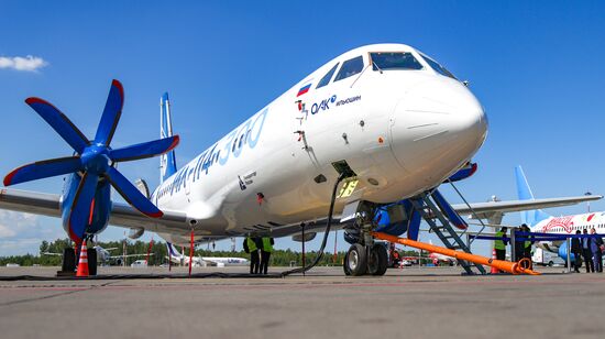 Новый российский самолет Ил-114-300 в Санкт-Петербурге