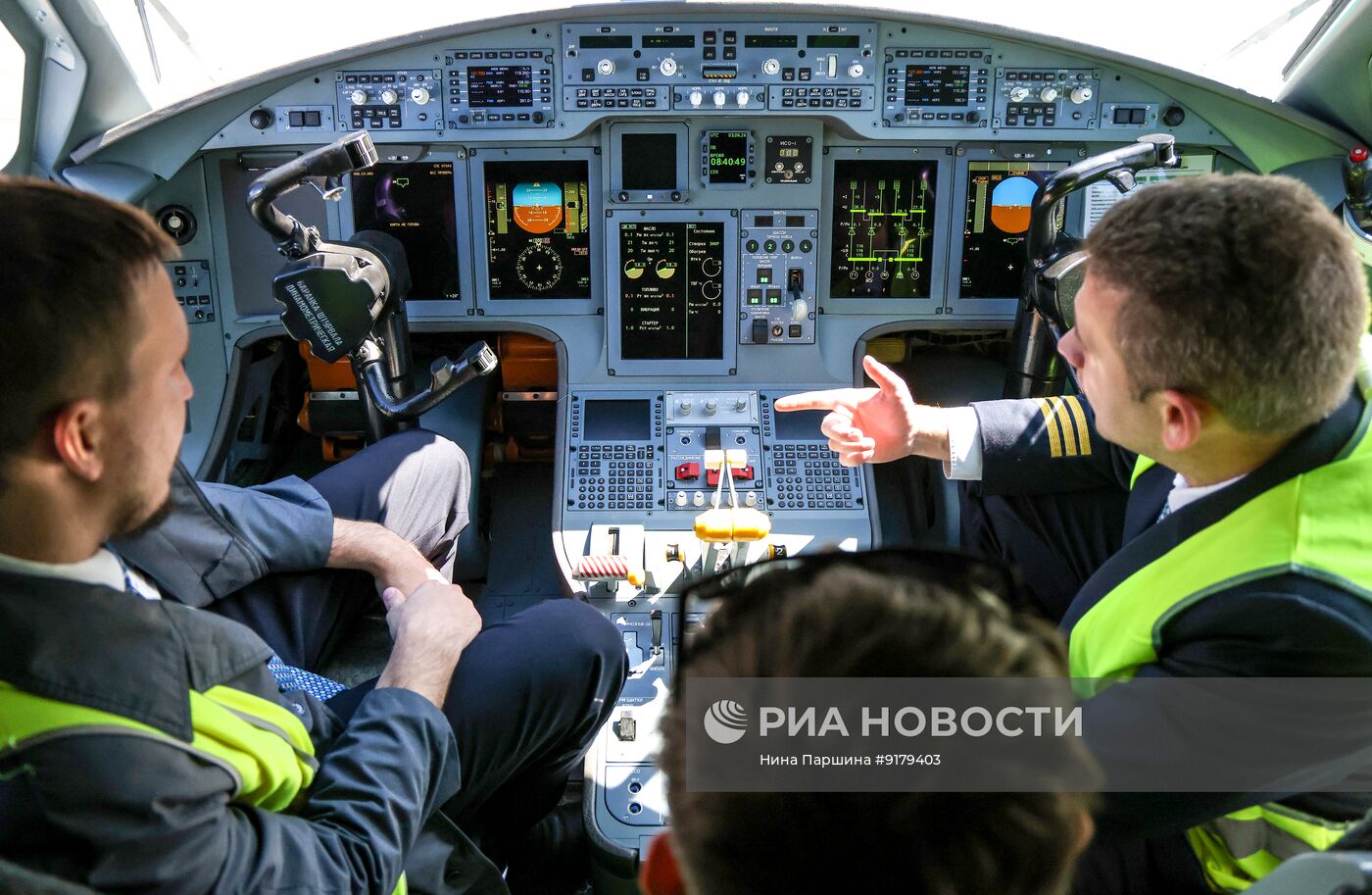 Новый российский самолет Ил-114-300 в Санкт-Петербурге