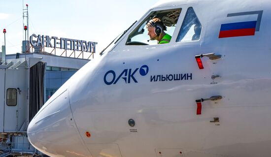 Новый российский самолет Ил-114-300 в Санкт-Петербурге