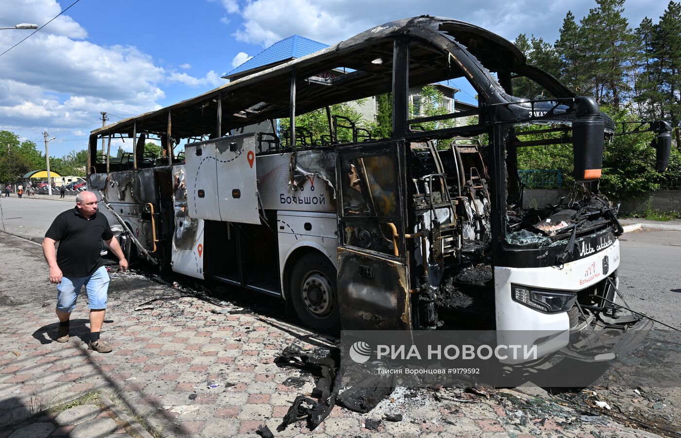 Последствия беспилотной атаки со стороны ВСУ на автобус в ДНР