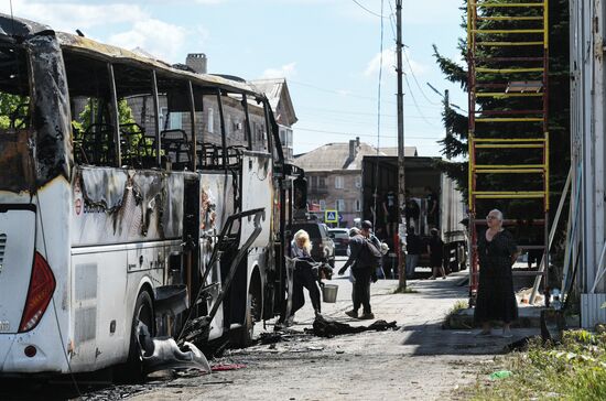 Последствия беспилотной атаки со стороны ВСУ на автобус в ДНР