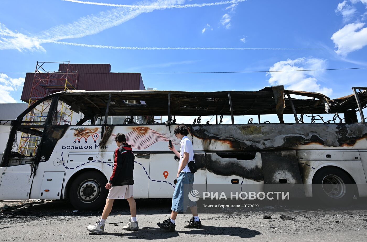Последствия беспилотной атаки со стороны ВСУ на автобус в ДНР